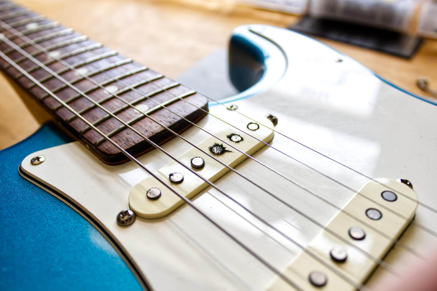 Fender Stratocaster with metal filings on magnet pole pieces